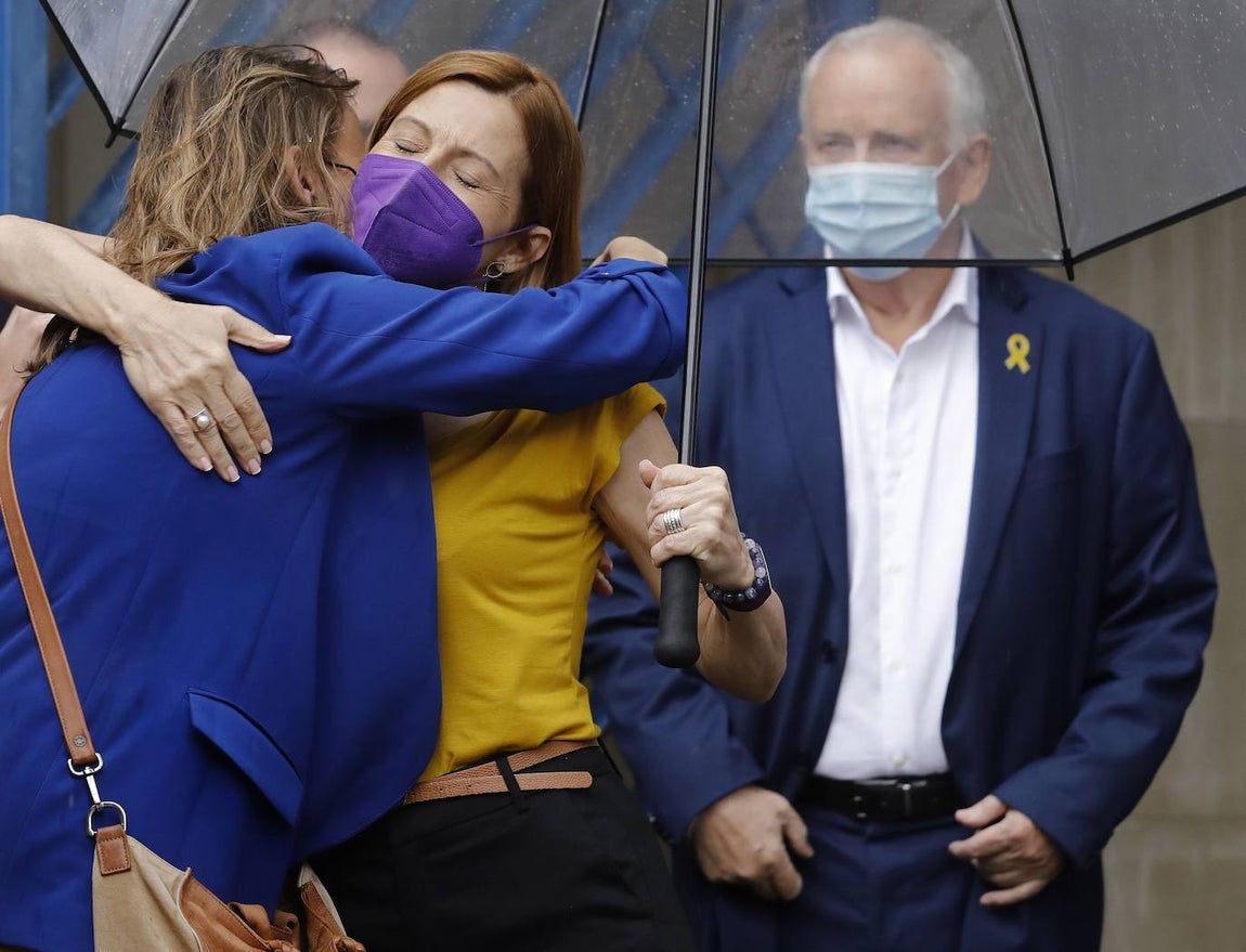 Minutos antes abandonó la prisión barcelonesa de Wad-Ras la expresidenta del Parlament Carme Forcadell, recibida por la presidenta actual de la cámara catalana, Laura Borràs, y los consejeros de Interior y Economía del Govern, Joan Ignasi Elena y Jaume Giró. 