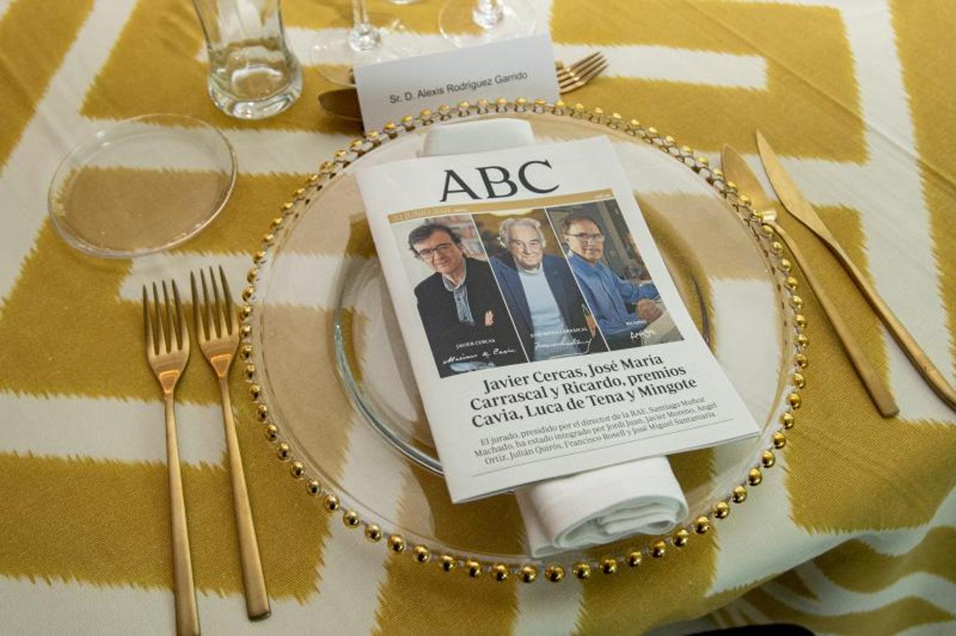 Detalle de la mesa con el ABC de los Cavia para cada invitado. 