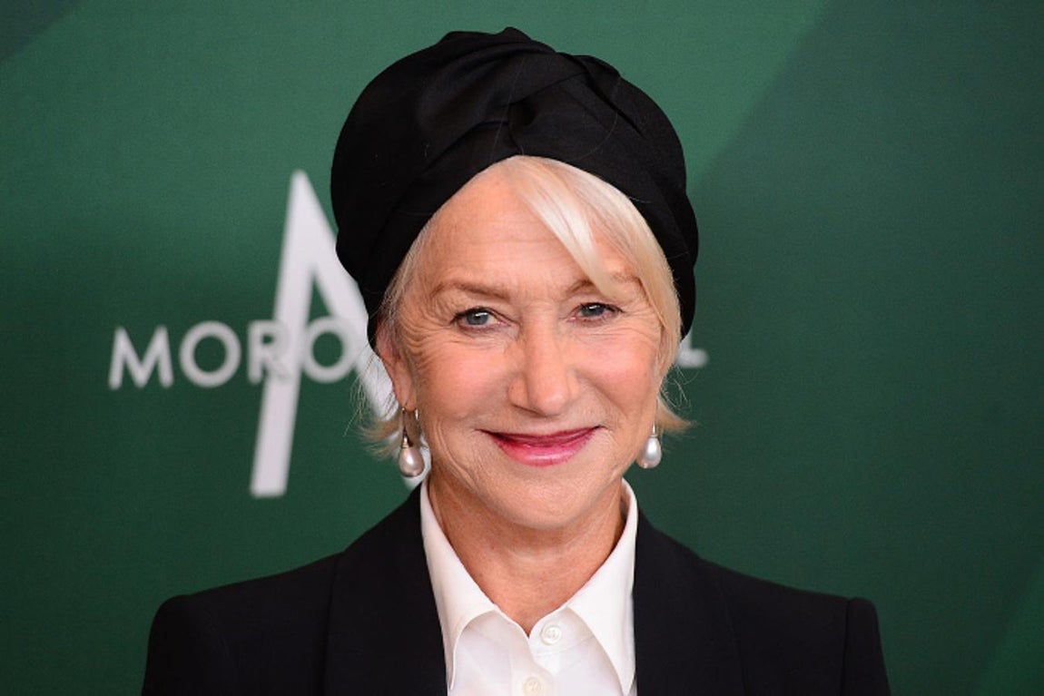 Turbantes, eternos. Los turbantes están reservados a un evento especial y a personas con seguridad en sí mismas, que apuestan por looks femeninos y con cierto aire vintage. Es el caso de Helen Mirren, de quien hay que aprender siempre en cuanto a estilo.