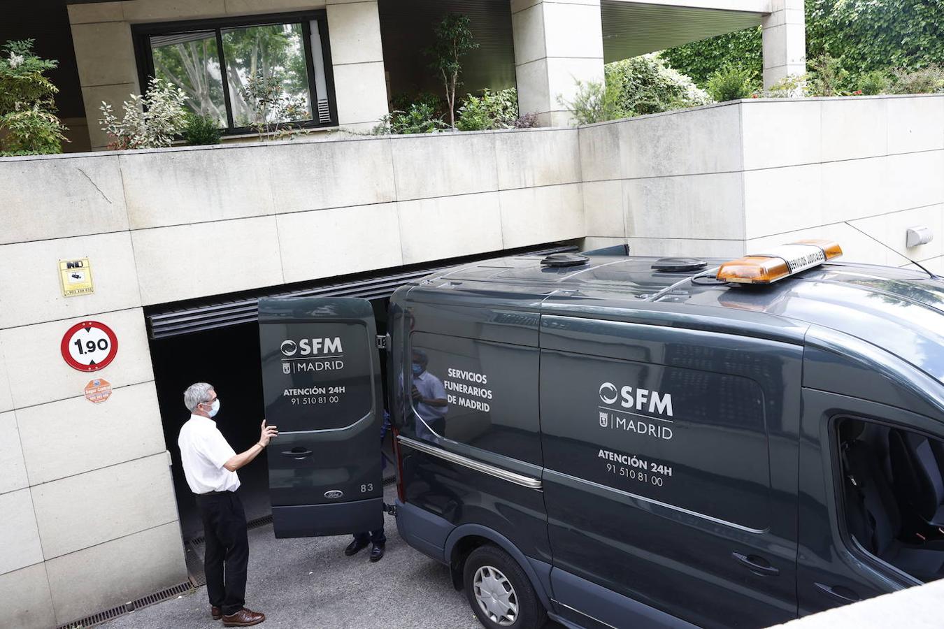 Una furgoneta funeraria llega a casa de Mila Ximénez. 