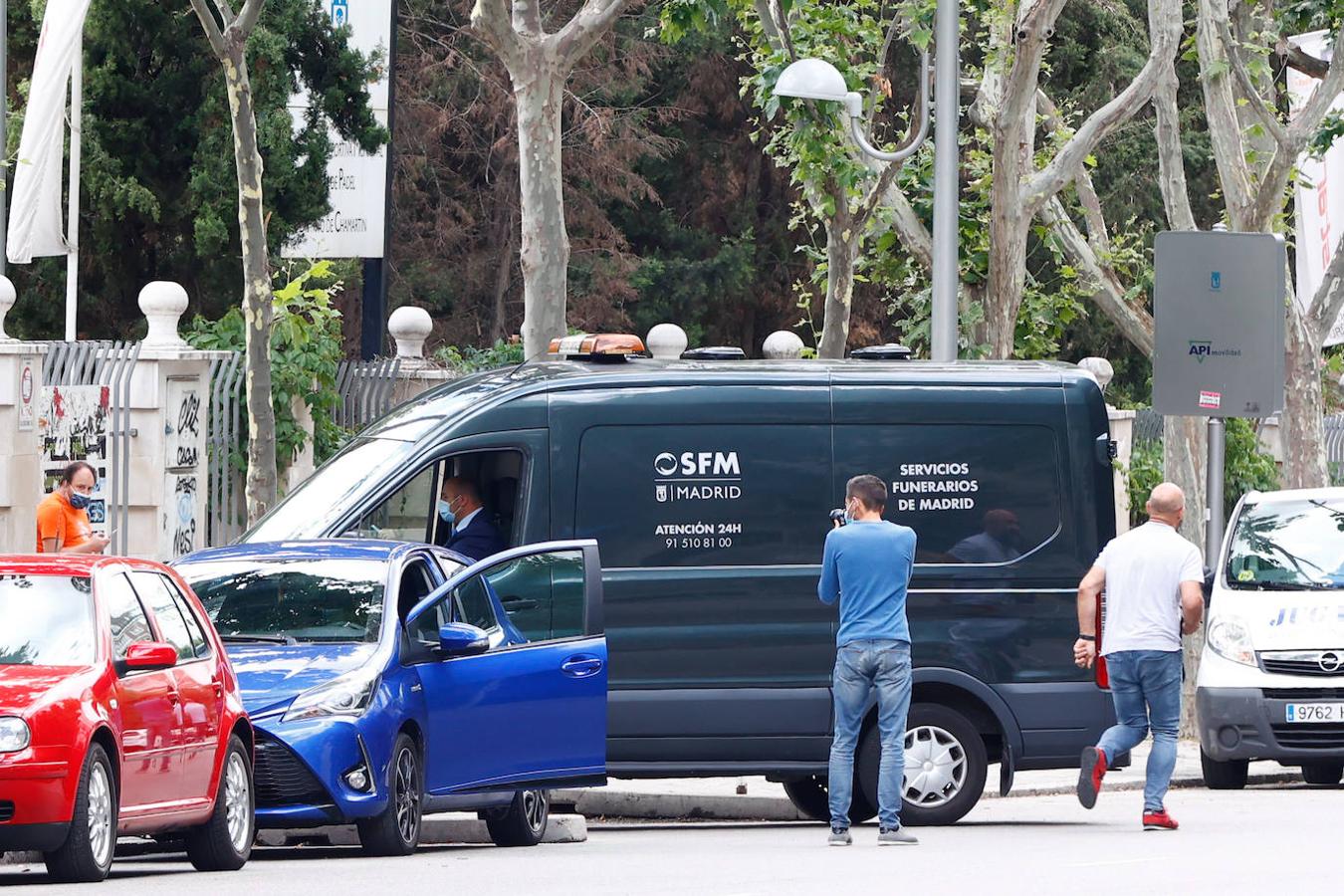 Una furgoneta funeraria llega a casa de Mila Ximénez. 