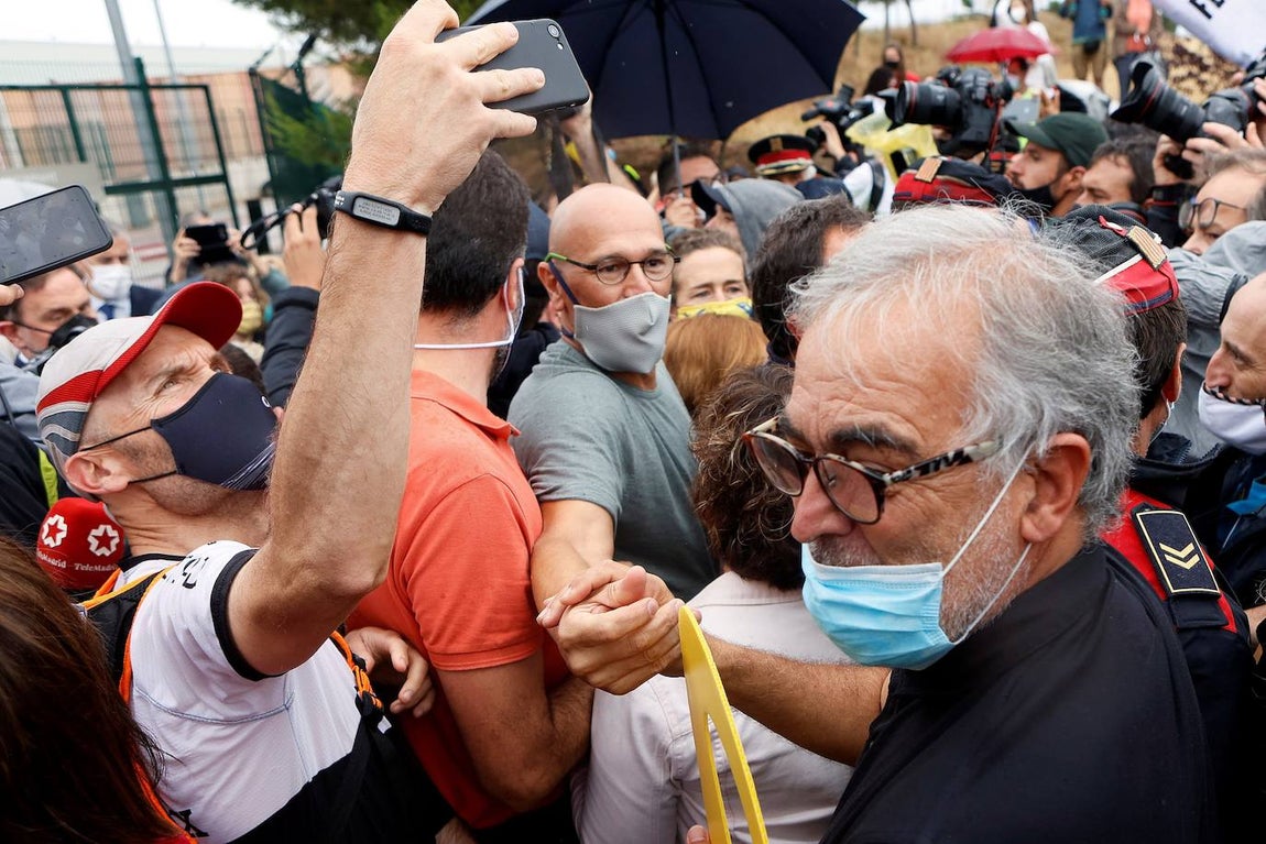 El exconseller Raül Romeva saluda a los simpatizantes que les esperaban con esteladas y entre gritos de «lo volveremos a hacer» o «1-O, ni olvido ni perdón». 