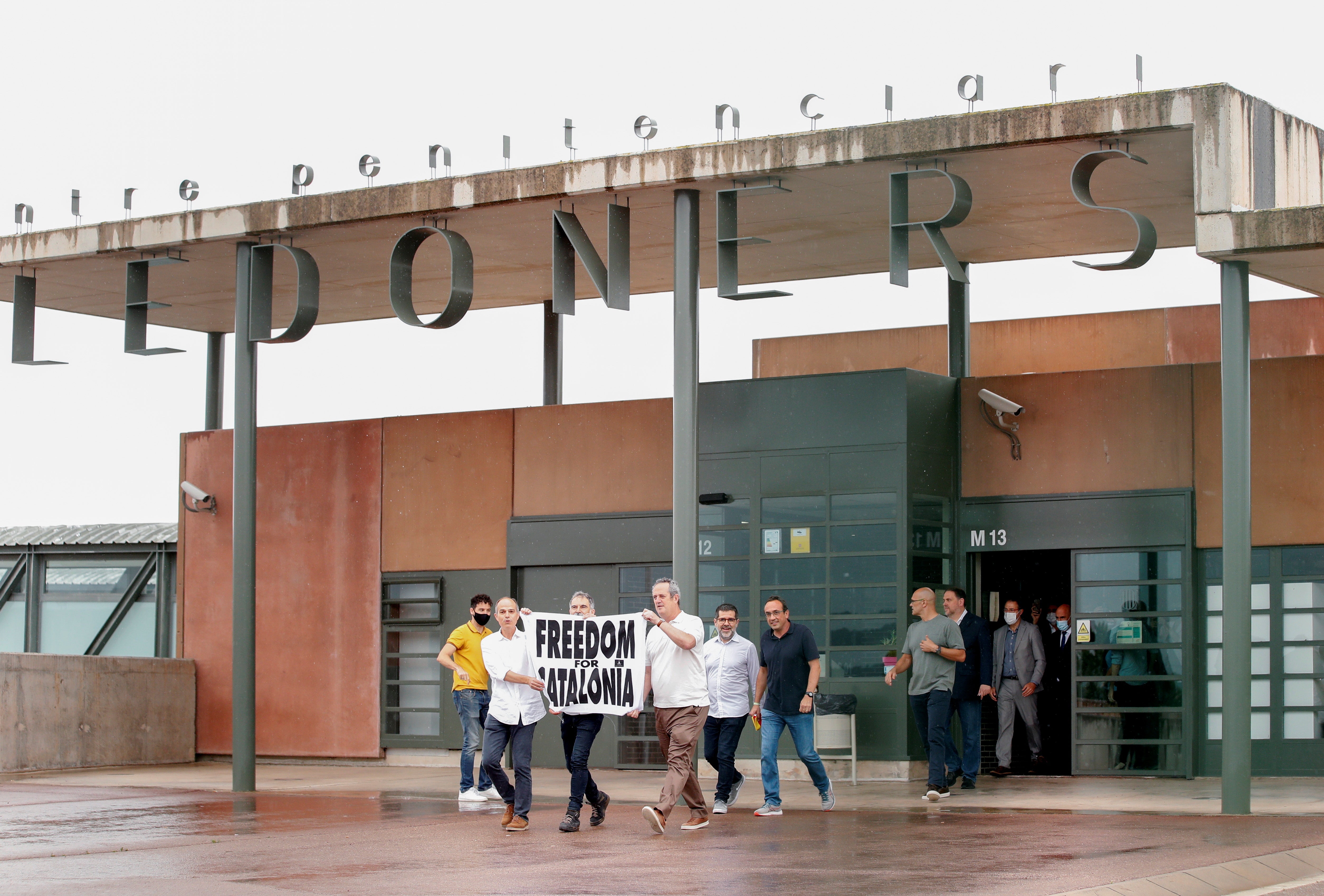 Los líderes independentistas que fueron condenados por su papel en el referéndum ilegal del 1-O salen de la prisión de Lledoners (Barcelona) tras los indultos aprobados ayer por el Gobierno de Pedro Sánchez. 