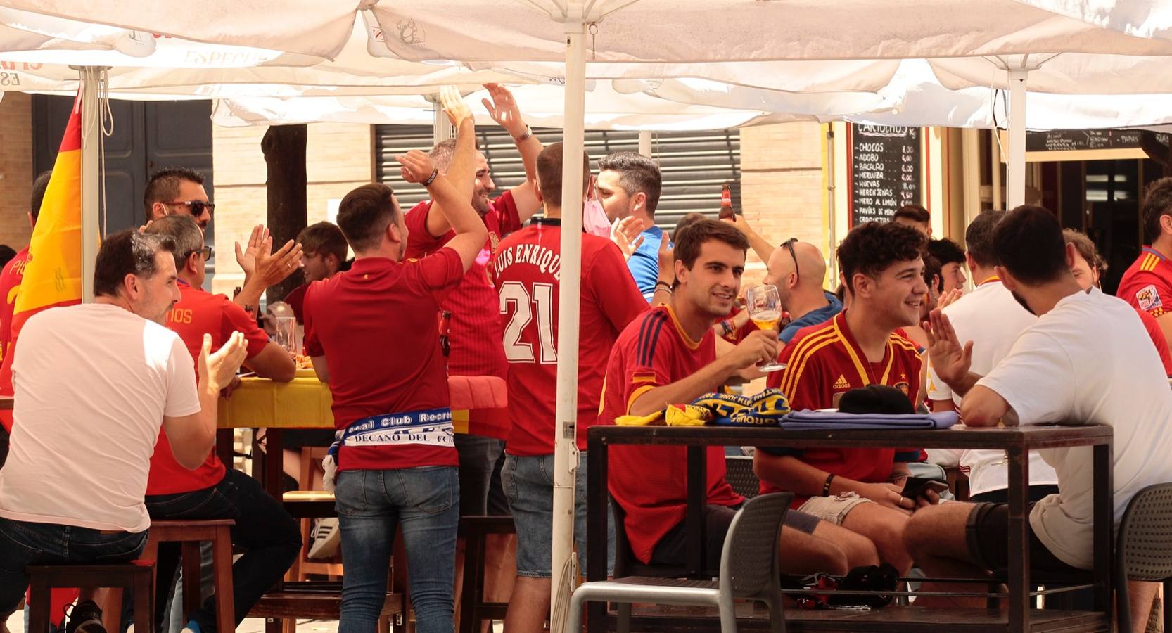 Ambiente festivo en Sevilla para animar a la selección de España