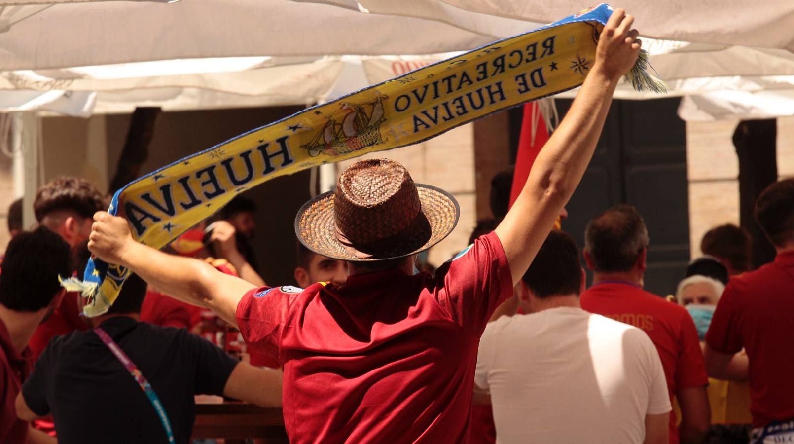 Ambiente festivo en Sevilla para animar a la selección de España