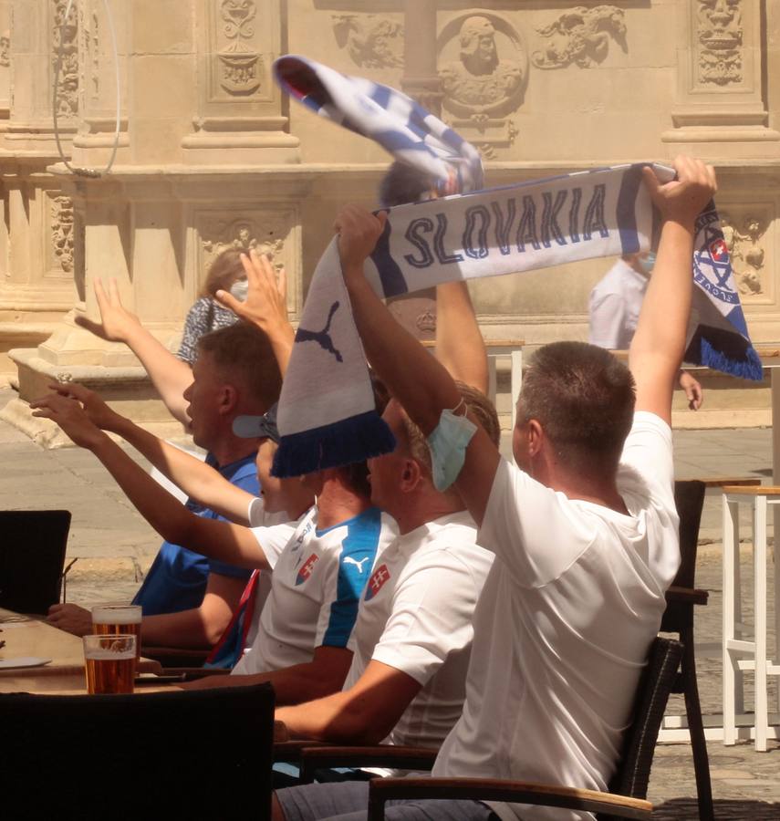 Ambiente festivo en Sevilla para animar a la selección de España