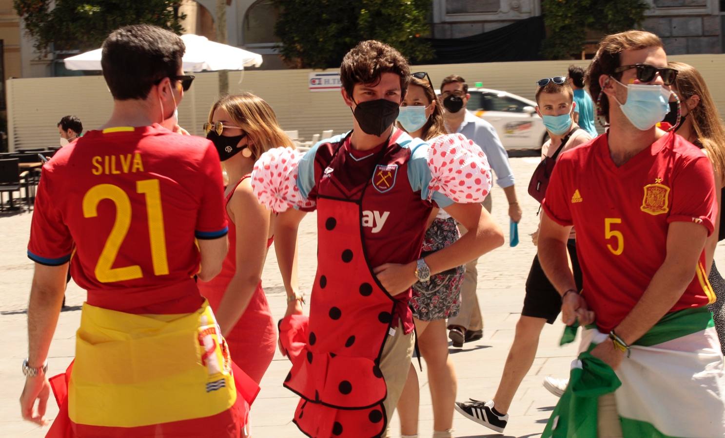 Ambiente festivo en Sevilla para animar a la selección de España