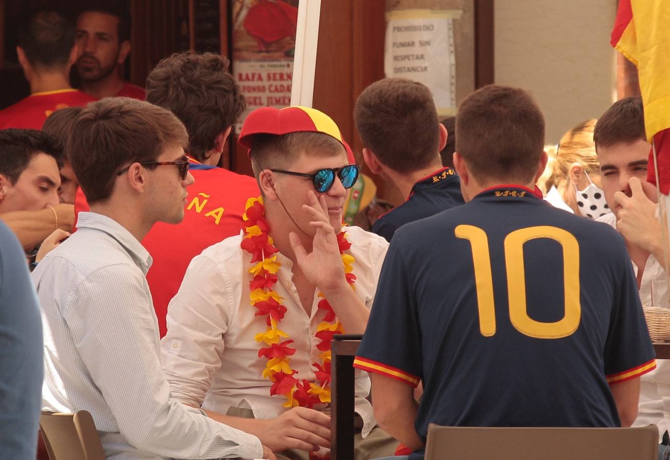 Ambiente festivo en Sevilla para animar a la selección de España