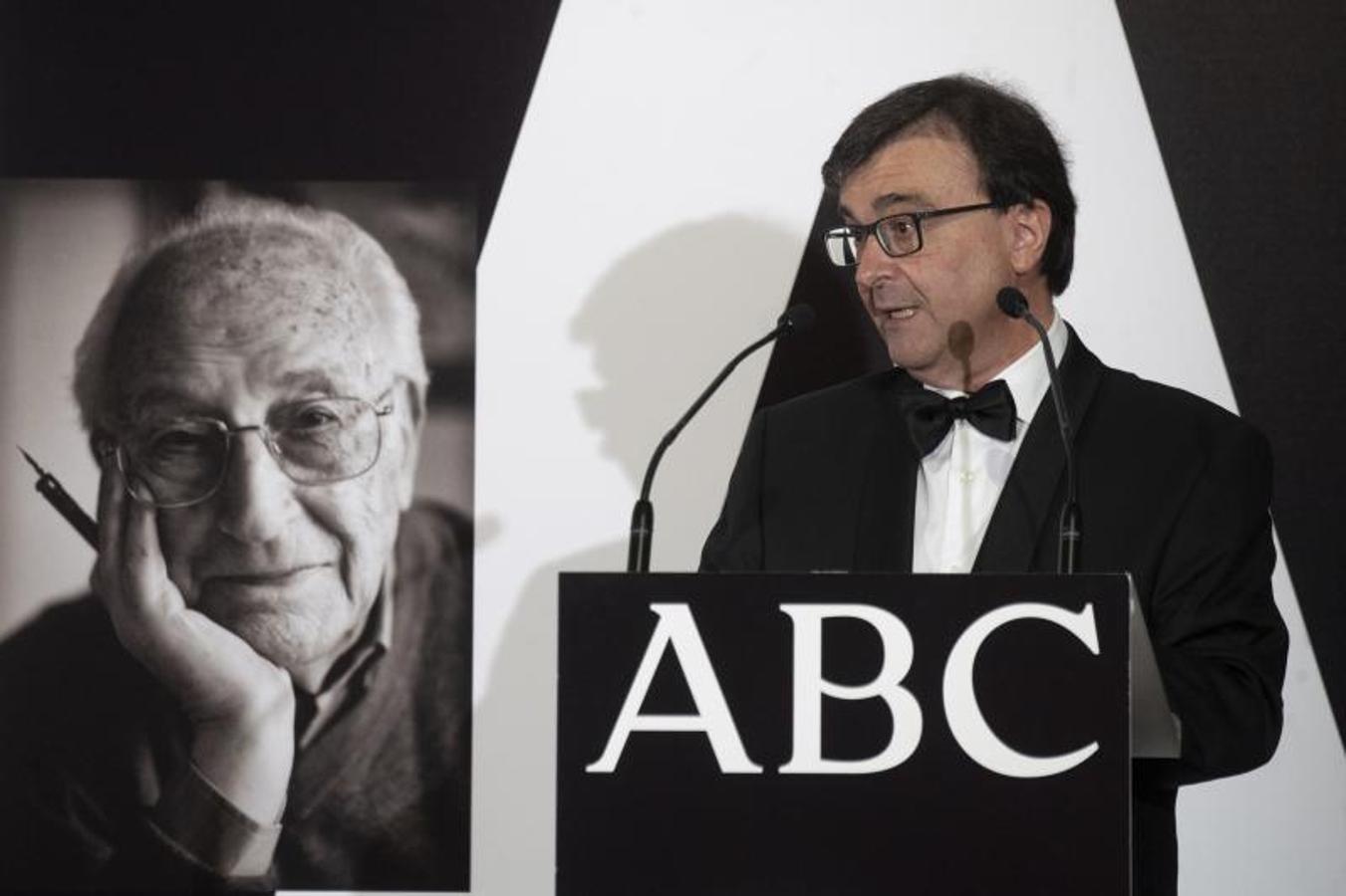 El escritor Javier Cercas pronuncia su discurso tras la recepción del Cavia. 