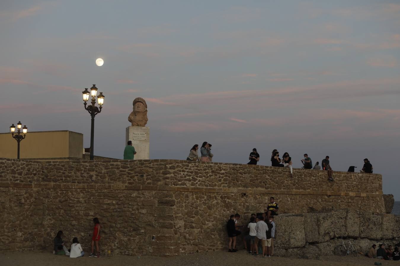 Fotos: Cádiz celebra la Noche de San Juan 2021 con el virus aún latente