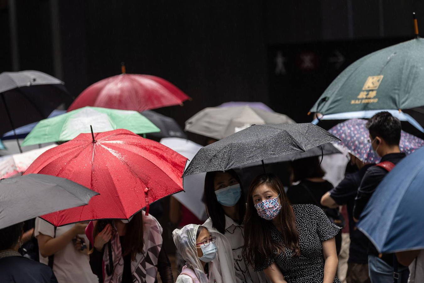 «Creo que Hong Kong entra a una era de tinieblas», «Es muy chocante», son algunas de las declaraciones de los transeúntes. 