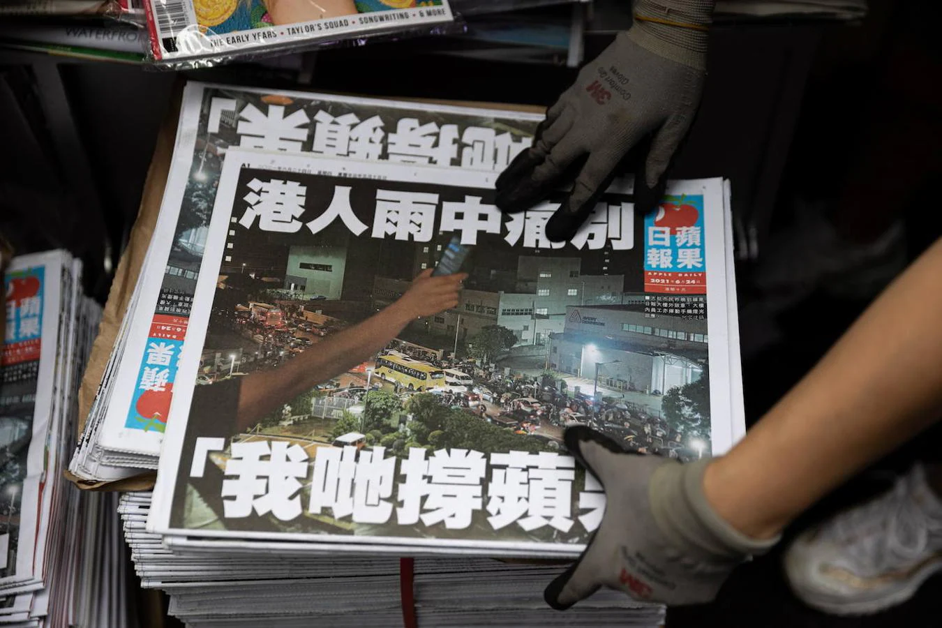 La portada final ha incluido una foto de los periodistas despidiéndose de una multitud que se encontraba fuera de la sede del diario. 