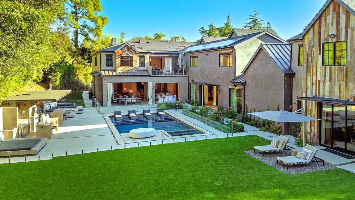 La mansión que Sylvester Stallone ha rebajado 25 millones. La propiedad tenía un precio inicial de 130 millones de dólares, pero ante el fracaso de dicha cifra decidió rebajarla hasta los 110 millones de nuevo sin éxito. Ahora parece que ya no le importa seguir bajando la cantidad, pues la ha vuelto a reducir hasta alcanzar los 85 millones. Habrá que esperar para saber en cuánto consigue encontrar a un comprador.