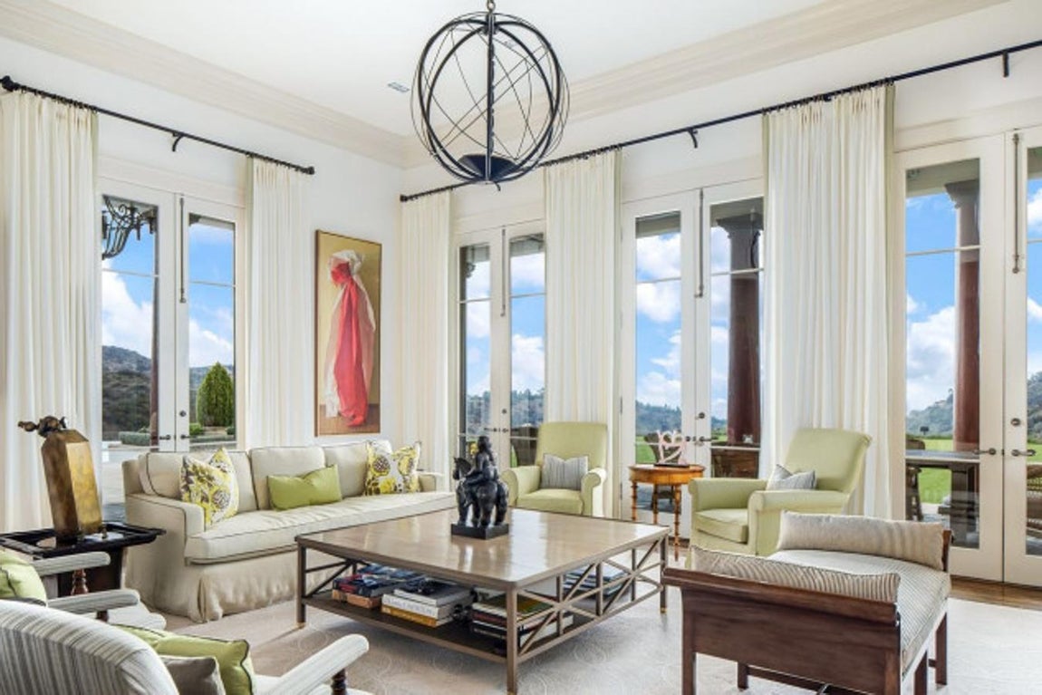 La mansión que Sylvester Stallone ha rebajado 25 millones. La casa posee varios salones, todos ellos con un estilo muy vanguardista en el que se integran elementos clásicos con mobiliario más moderno que lo equilibra. Uno de los puntos clave reside en las amplias ventanas que comunican con el jardín y le aportan un extra de luminosidad y amplitud.