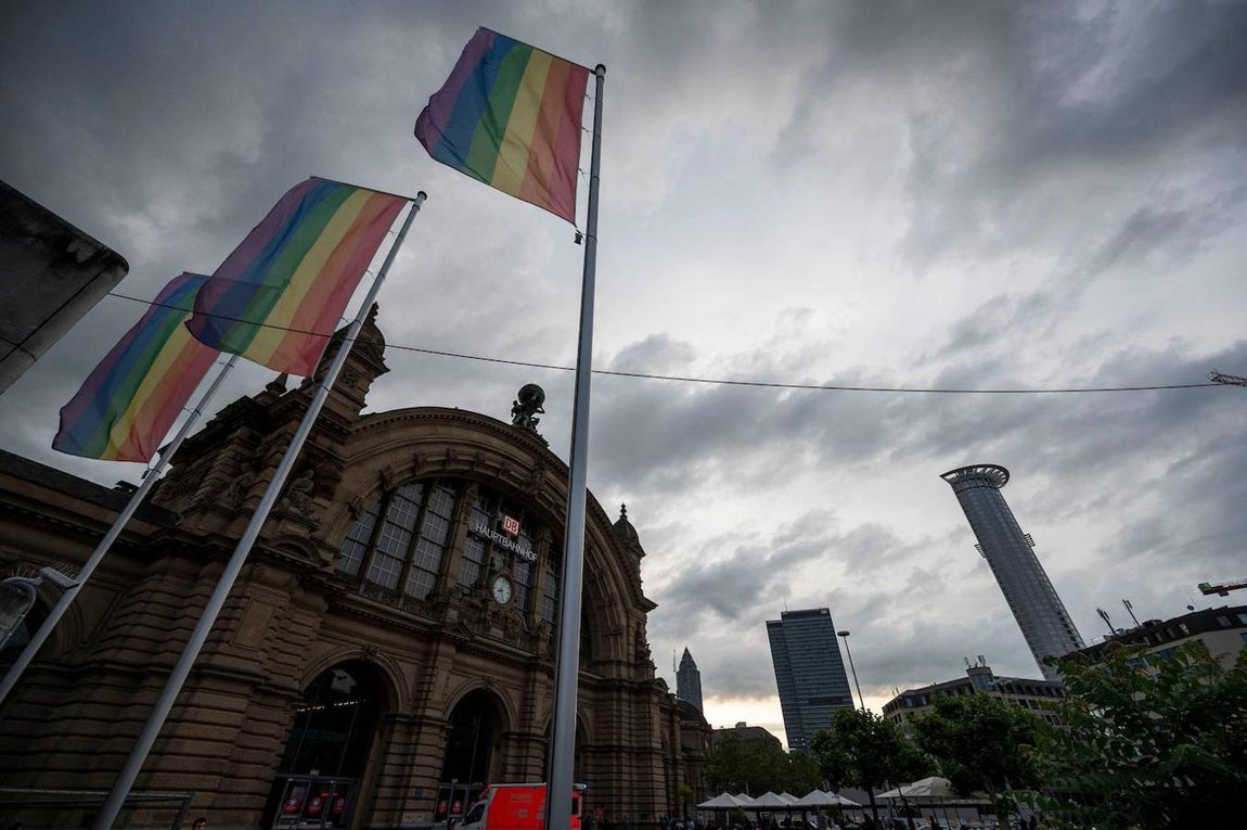 Las banderas del arcoíris adornaron distintos enclaves del país. 