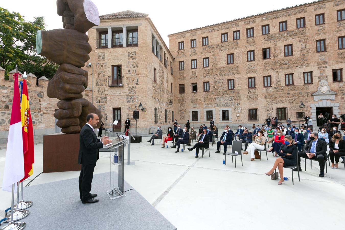 &#039;Puño sobre puño&#039;, una escultura para no olvidar la pandemia