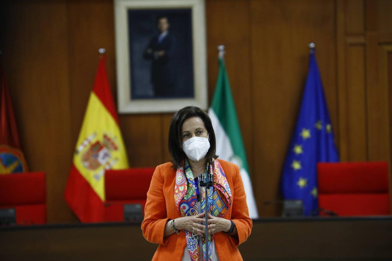 La ministra de Defensa presenta en Córdoba la Base Logística, en imágenes