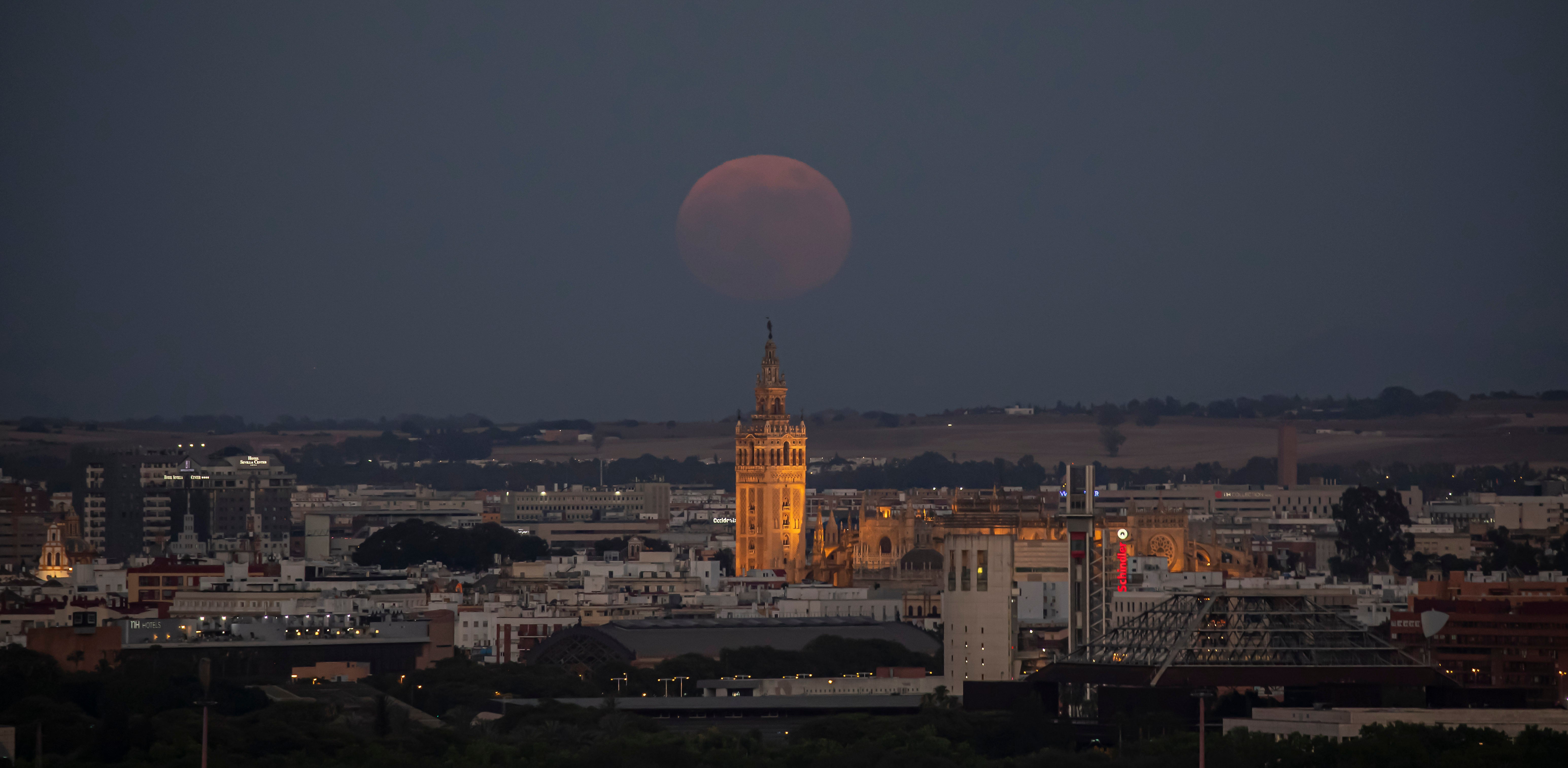 Espectaculares imágenes de la Superluna de fresa 2021 desde Sevilla