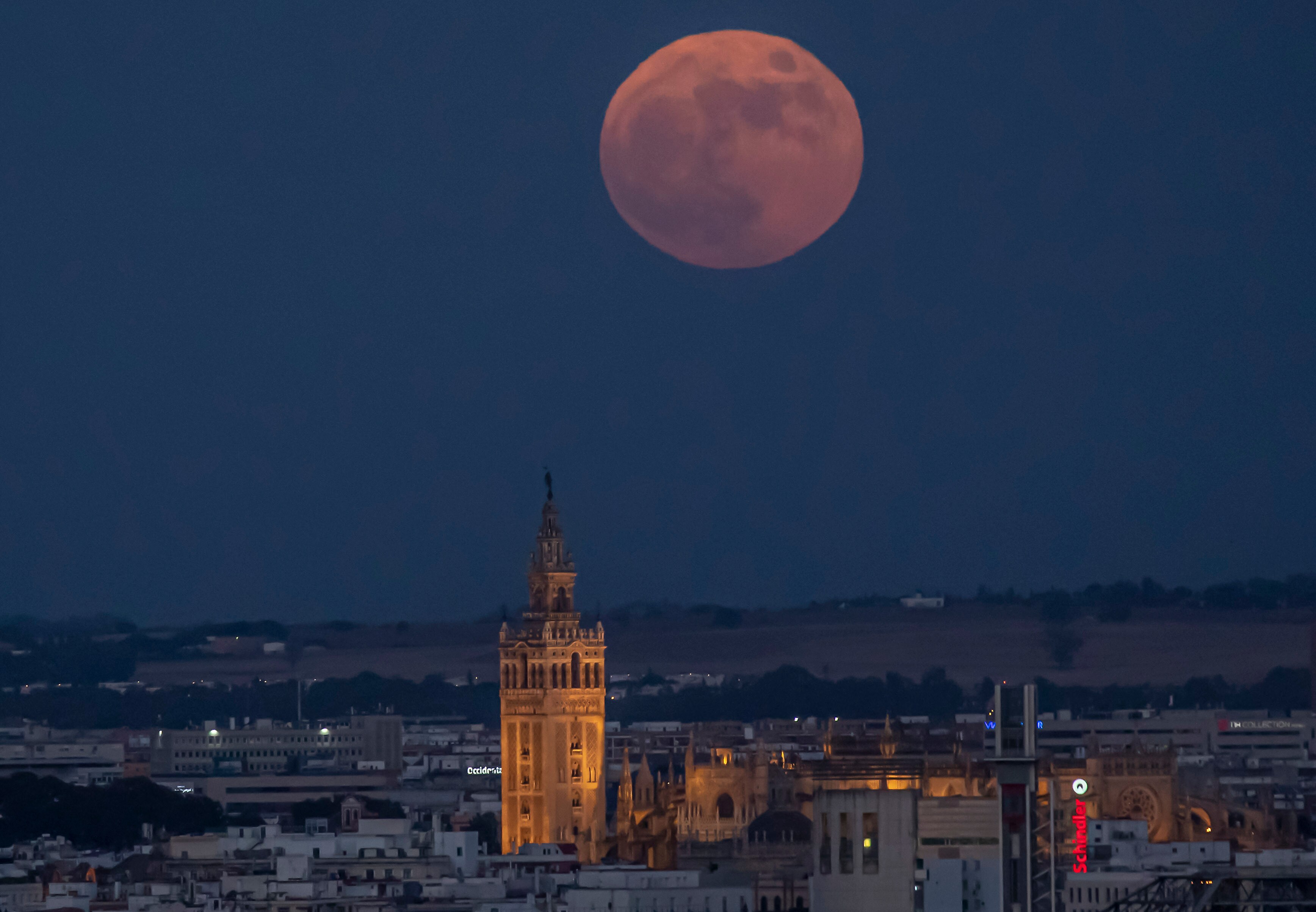 Espectaculares imágenes de la Superluna de fresa 2021 desde Sevilla