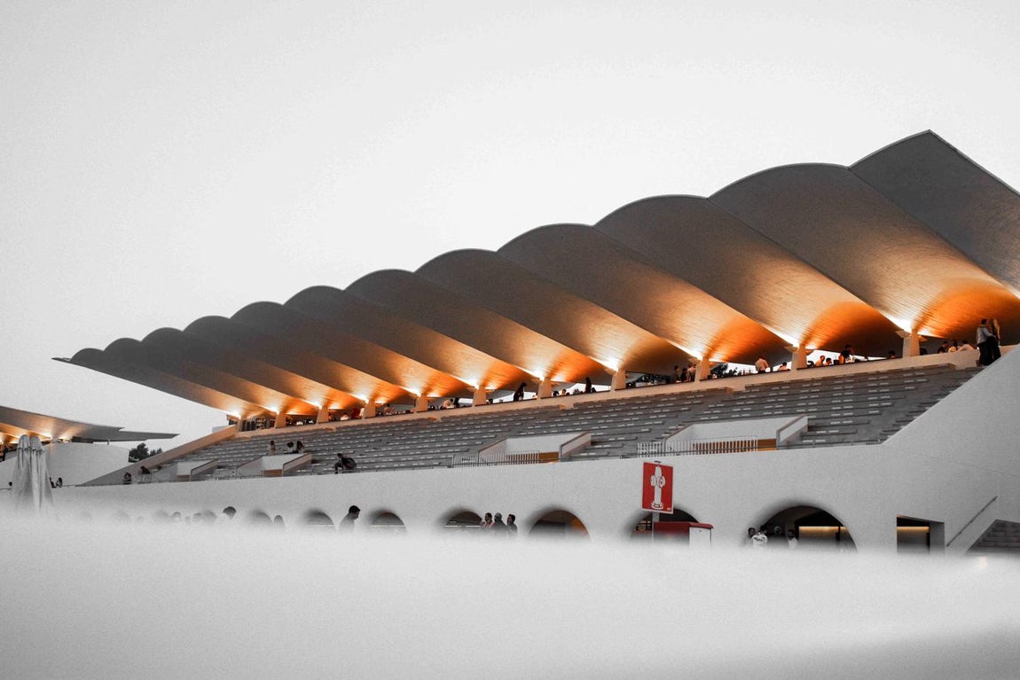 Panthera en las noches del Hipódromo. El empresario hostelero Kike Sierra traslada la magia y el ambiente de <a href="http://www.pantheramadrid.com/" target="_blank">Panthera Madrid</a>, un restaurante y club nacido para revitalizar la noche madrileña, a un privilegiado escenario al aire libre: la tribuna norte del Hipódromo de la Zarzuela. El mejor 'deep house' del momento, una cuidada puesta en escena, cócteles de autor a base de tequila y mezcal, la cocina nikkei de Luis Arévalo y las mejores vistas a la pista de carreras convierten al nuevo Panthera en el 'place to be' de este verano. ¿Qué pedir? Desde ostra con ponzu geleé y espuma de wasabi, tempura de langostinos tigre y langostinos teriyaki; a ensalada de quinoa y mango o ensalada de tataki de atún, kale y vinagreta de chiles peruanos, el moriawase de sashimi o su amplia variedad de niguiris, entre otras propuestas. En su carta líquida encontramos además diez cócteles propios, todos con base de diferentes tequilas y mezcales que buscan extender a la barra el exotismo y la garra salvaje de la cocina.