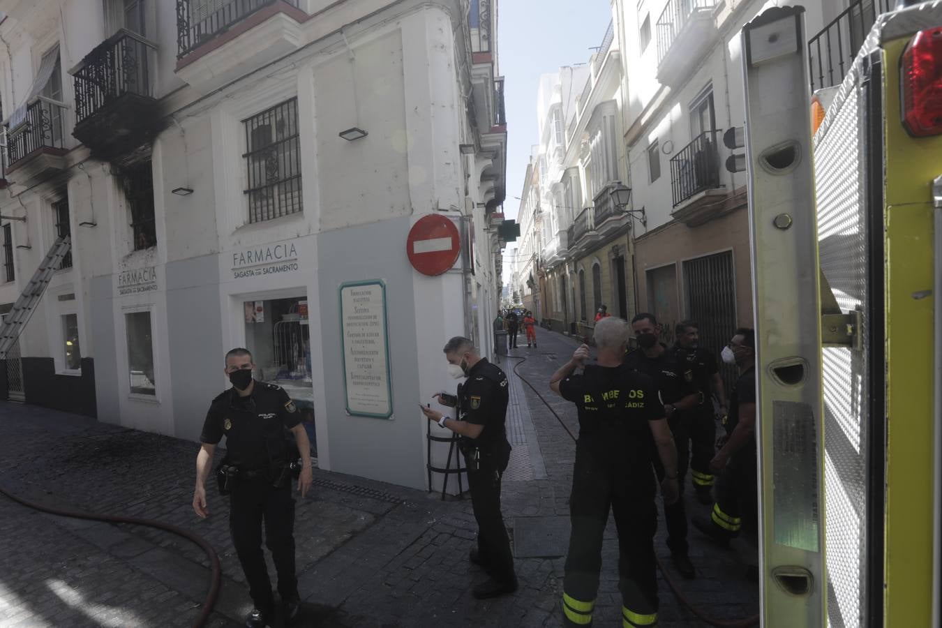 Fotos: Incendio mortal en una casa de la calle Sacramento en Cádiz