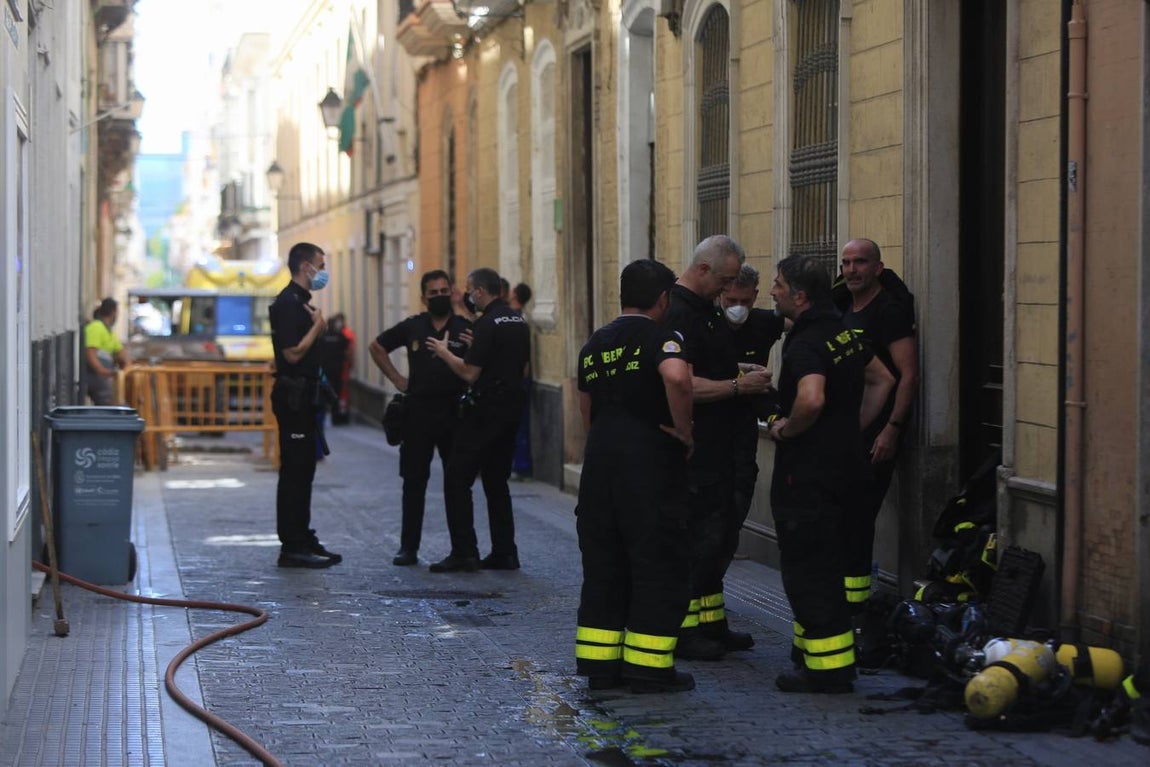 Fotos: Incendio mortal en una casa de la calle Sacramento en Cádiz