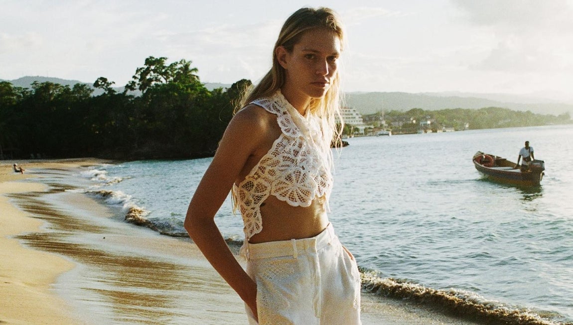 Rebajas, el momento perfecto para renovar el vestidor. Con la llegada del verano se ha inaugurado el momento favorito de las amantes de la moda, las rebajas, una ocasión con la que dar un lavado de cara al vestidor sin tener que invertir más de la cuenta. Si se quiere acertar con las compras no hay nada como hacer una lista de o que se desea dividida en prendas básicas y caprichos de tendencia, de este modo se verá todo más organizado. Para hacer la tarea más fácil ofrecemos una selección de prendas aptas para todos los vestidores, desde las que buscan resultados elegantes como las que prefieren looks más informales, con las que configurar estilismos cargados de sofisticación.