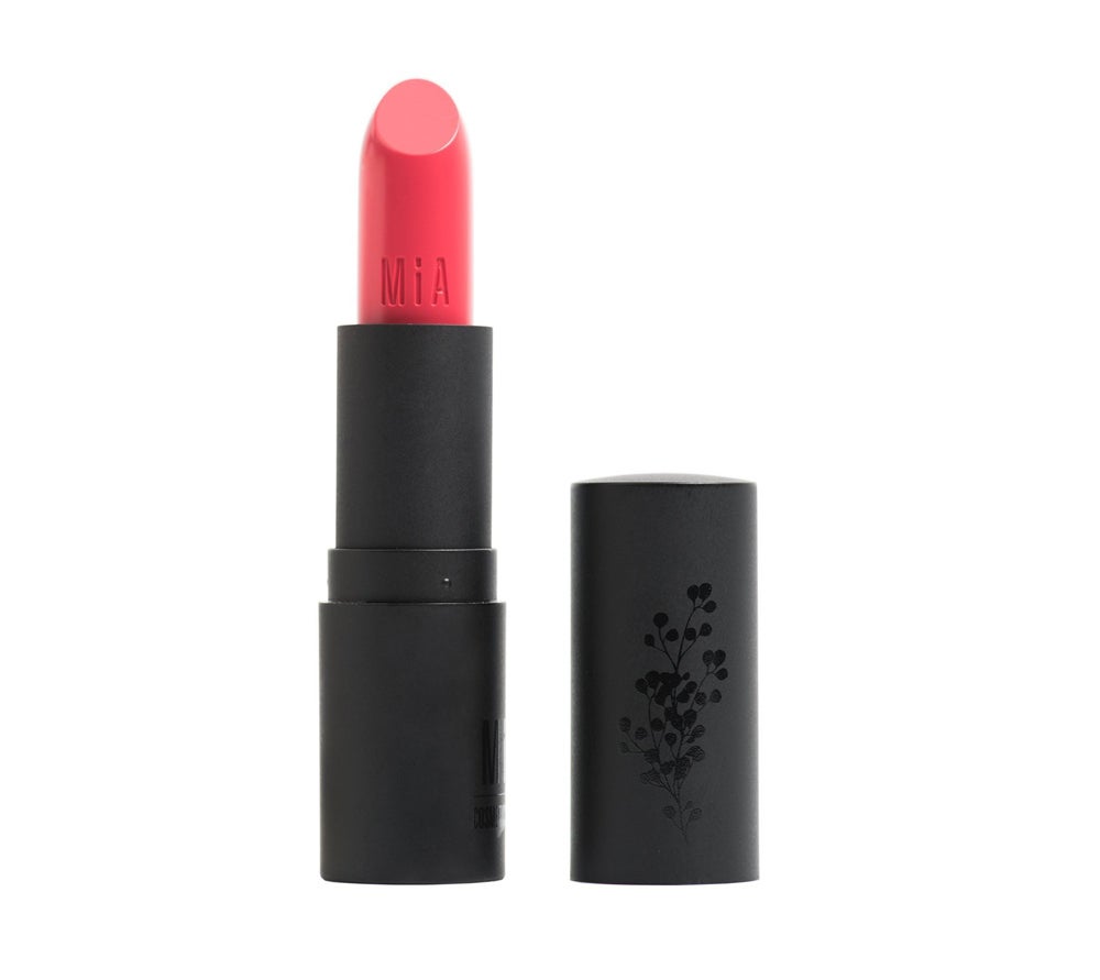 Barra de labios Hidratante Caramel Coral de Mia Cosmetics. Pintalabios hidratante con manteca de karité, manteca de Monoi y aceite de argán para proteger los labios de la deshidratación y de las arrugas. Los pintalabios de Mia Cosmetics cuidan los labios mientras les aportan un bonito color (14,95 €).