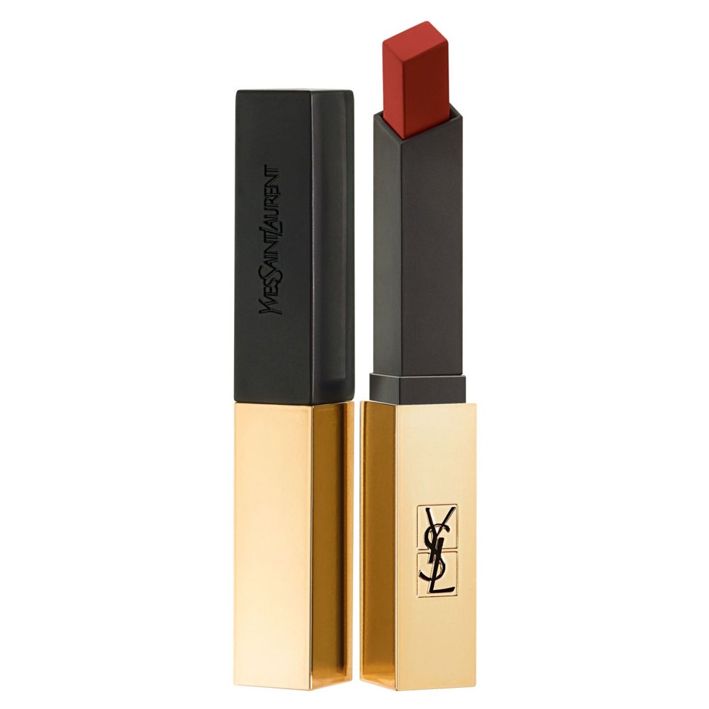 Barra de labios YSL Rouge Pur Counture The Slim. La barra de labios cuadrada de Yves Saint Laurent envuelve los labios al instante gracias a una fórmula de intensos pigmentos y acabado mate. Su fórmula, suave y cremosa, se adapta cómodamente a los labios. La textura, ligera y flexible, no deja sensación de pesadez. Disponible en 24 tonos de alta costura con el rojo como protagonista (36,95 €).
