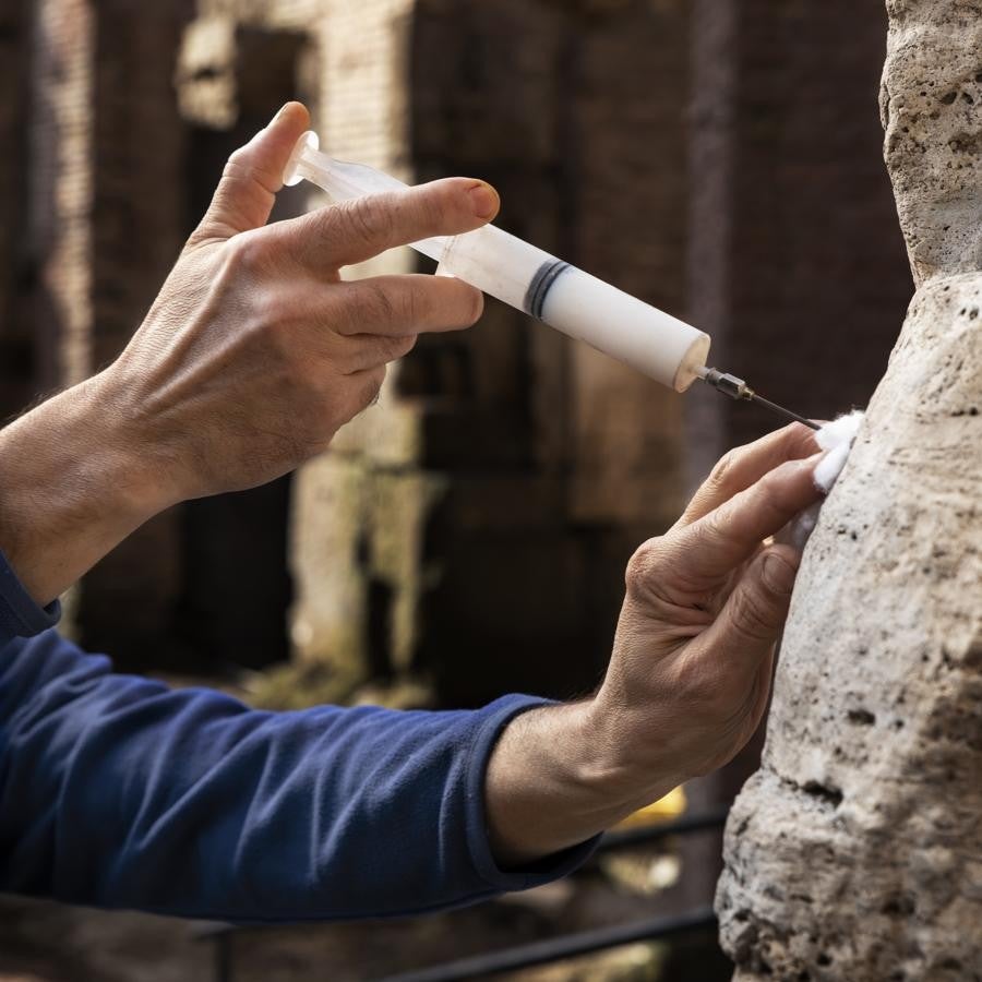 El Coliseo, que podía albergar entre 50.000 y 75.000 espectadores, estaba equipado con una serie de dispositivos tecnológicos utilizados para la aparición de hombres, animales y equipos escénicos en la arena.