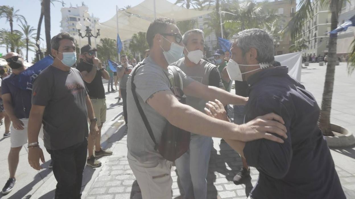 El enfrentamiento del concejal Paradas con los manifestantes de Policía Local