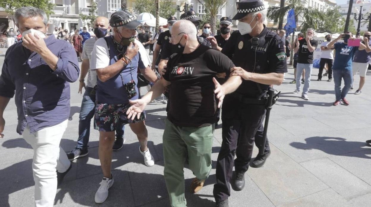 La protesta de la Policía Local, en imágenes: el pleno se suspende hasta el lunes