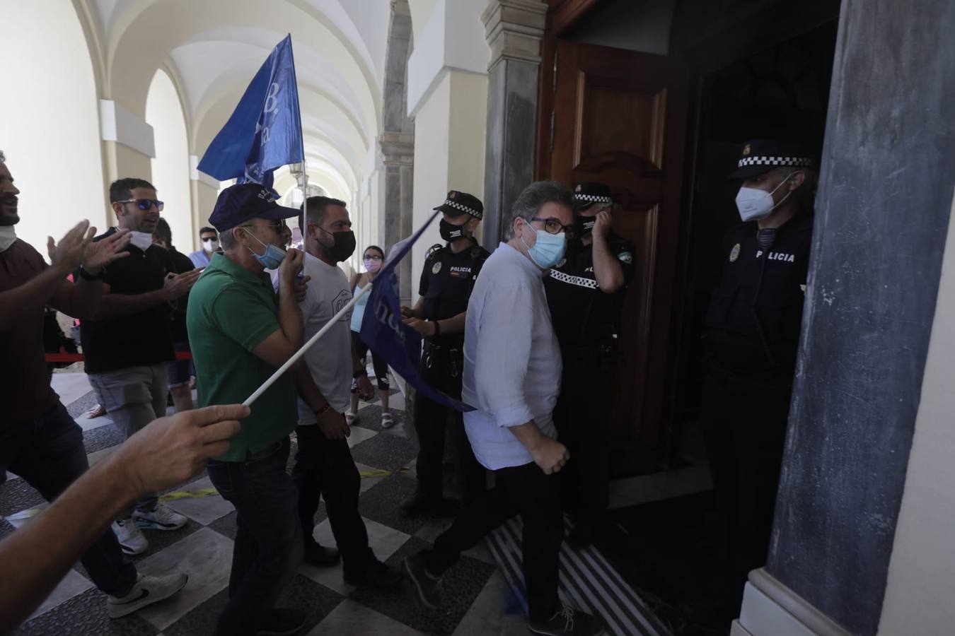 La protesta de la Policía Local, en imágenes: el pleno se suspende hasta el lunes