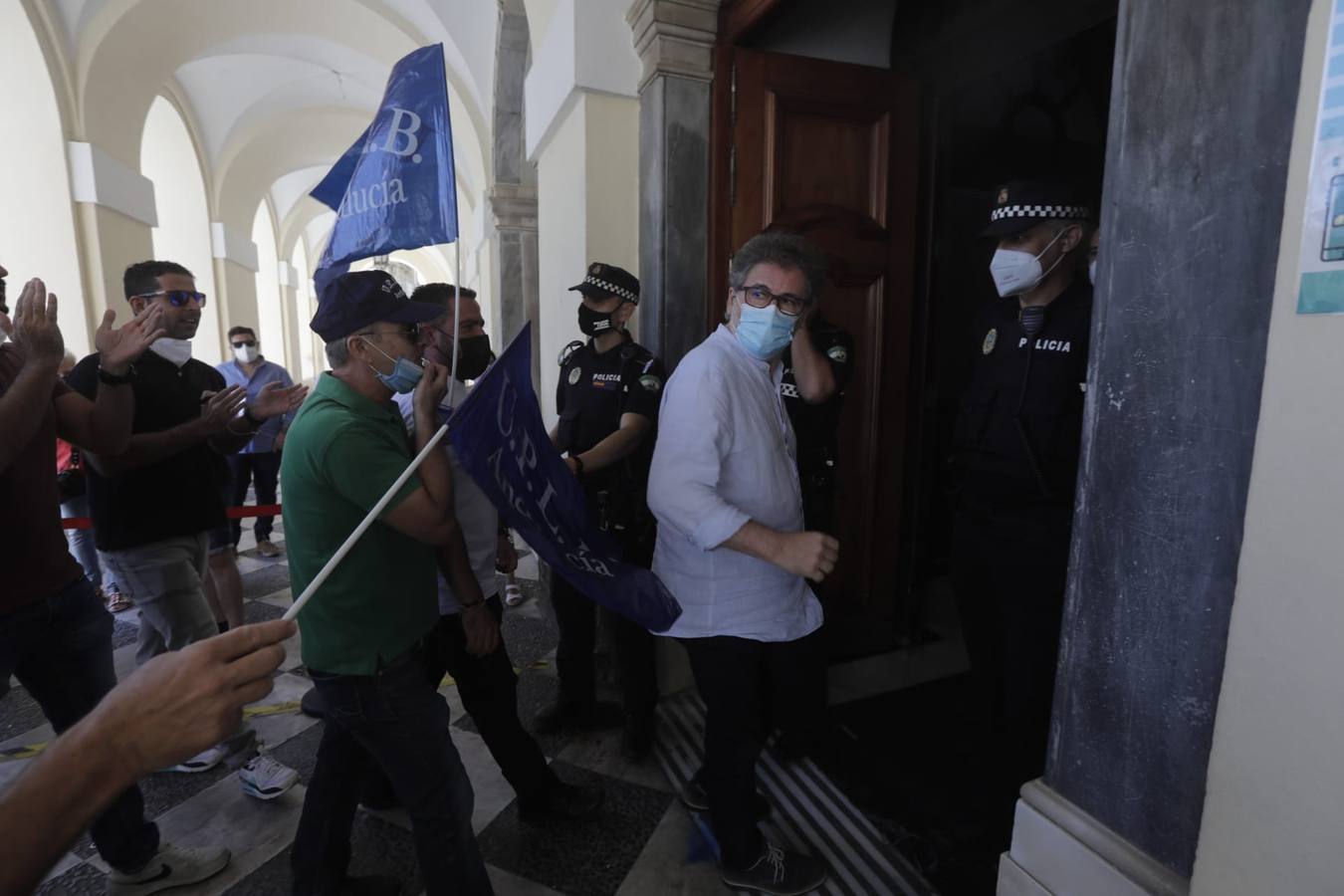 La protesta de la Policía Local, en imágenes: el pleno se suspende hasta el lunes