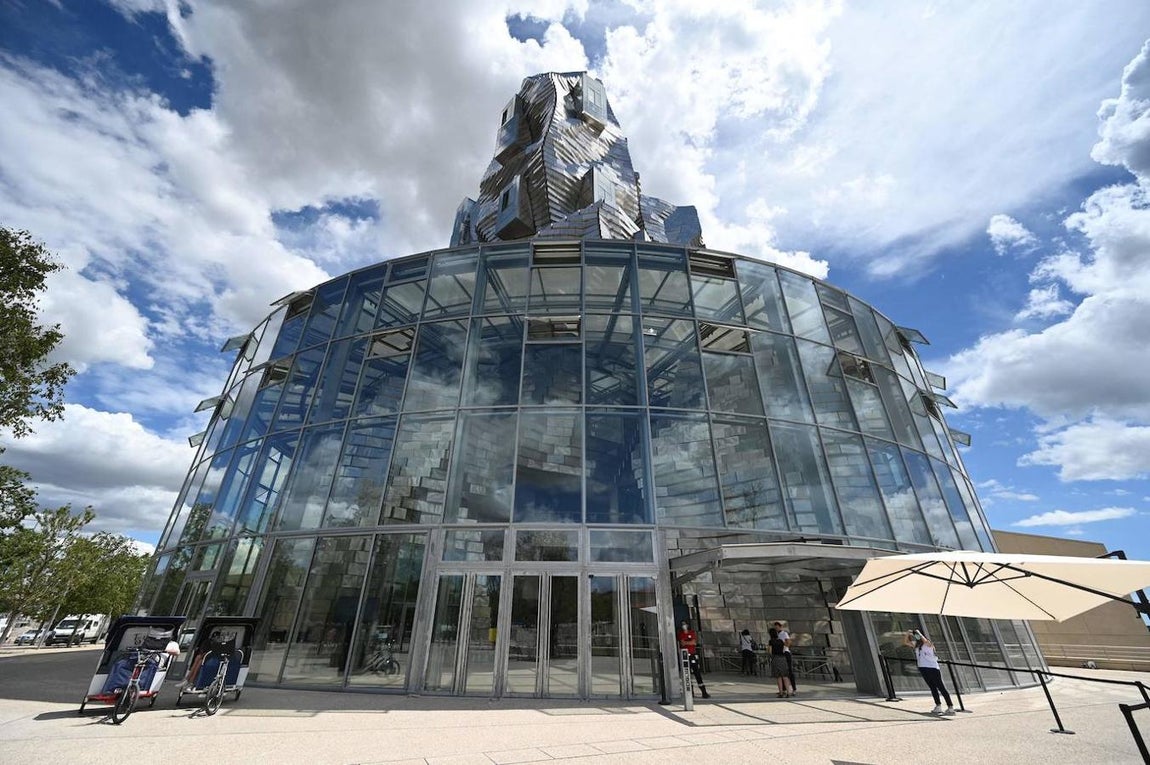 «Hay una metáfora de conducción para LUMA en el Parc des Ateliers: el de un organismo vivo. Como tal, el equilibrio entre forma y función determina su viabilidad. Se trata de componer un partitura polifónica donde todo está ordenado, pero donde todo es posible. Donde siempre está pasando algo», señaló en un comunicado la directora de LUMA, Maja Hoffmann.