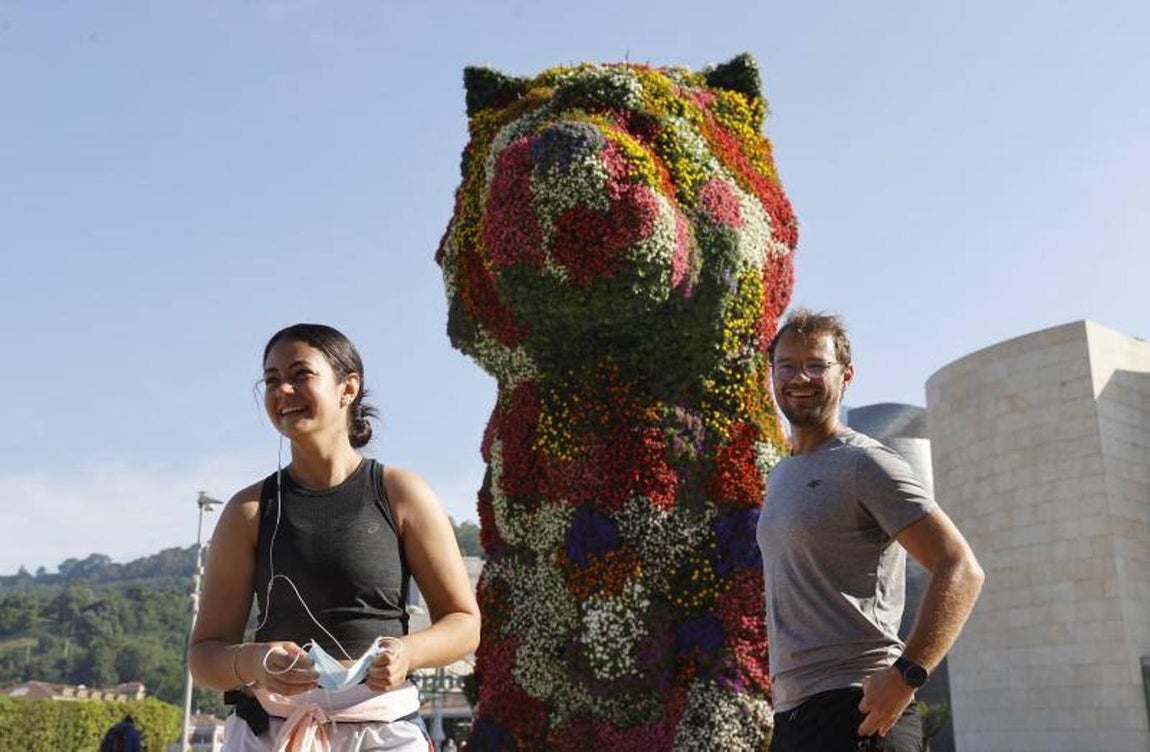 Dos personas hacen deporte sin mascarilla este sábado junto al Museo Guggeheim de Bilbao. 
