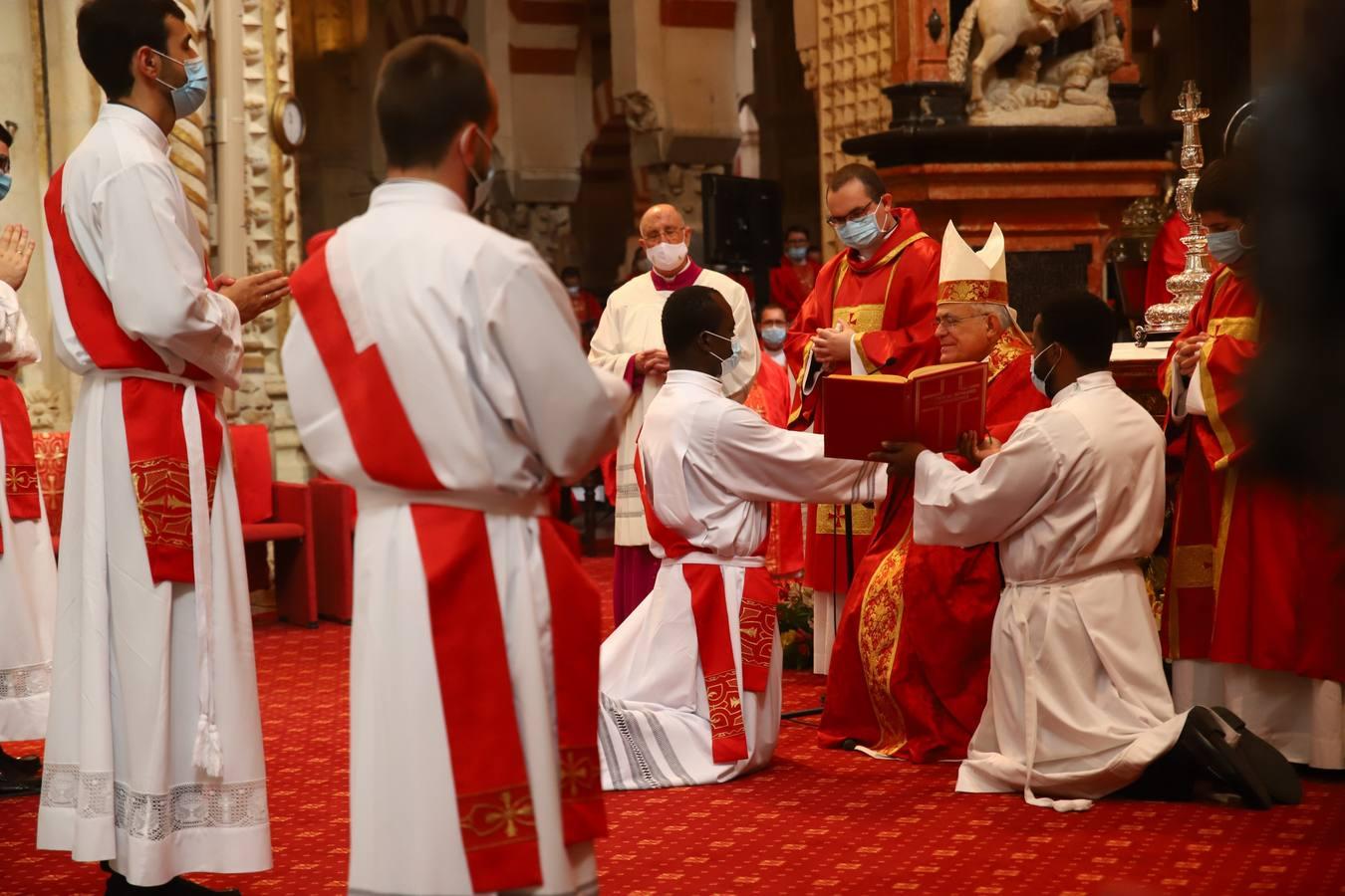 La ordenación de sacerdotes en la Catedral de Córdoba, en imágenes