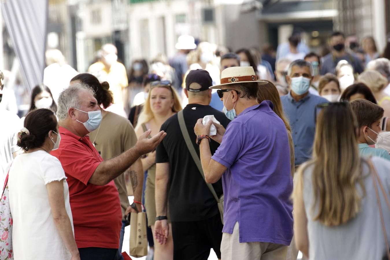 Los sevillanos se resisten a quitarse la mascarilla