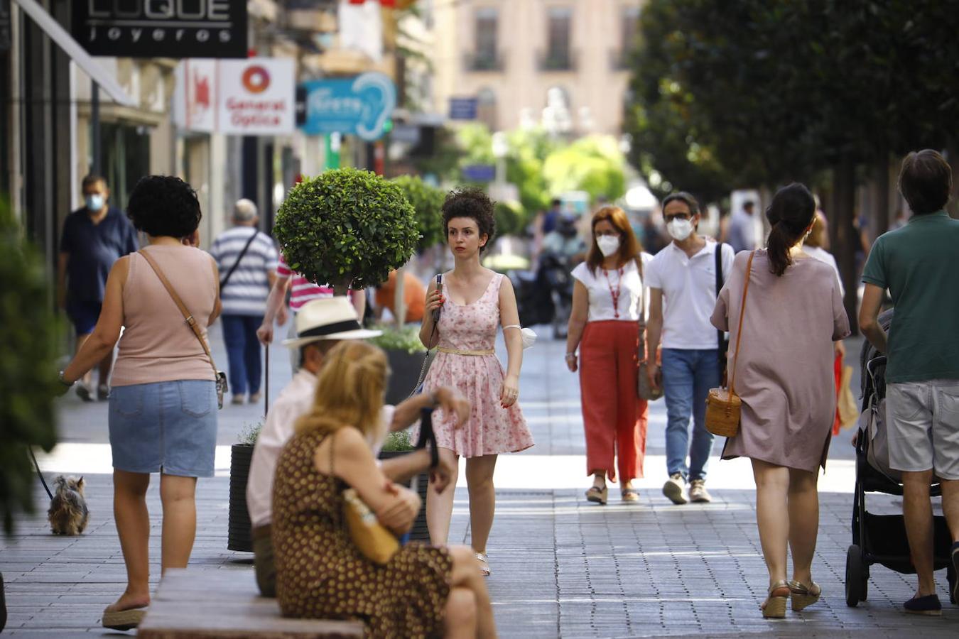 El primer día sin la mascarilla obligatoria en exteriores en Córdoba, en imágenes