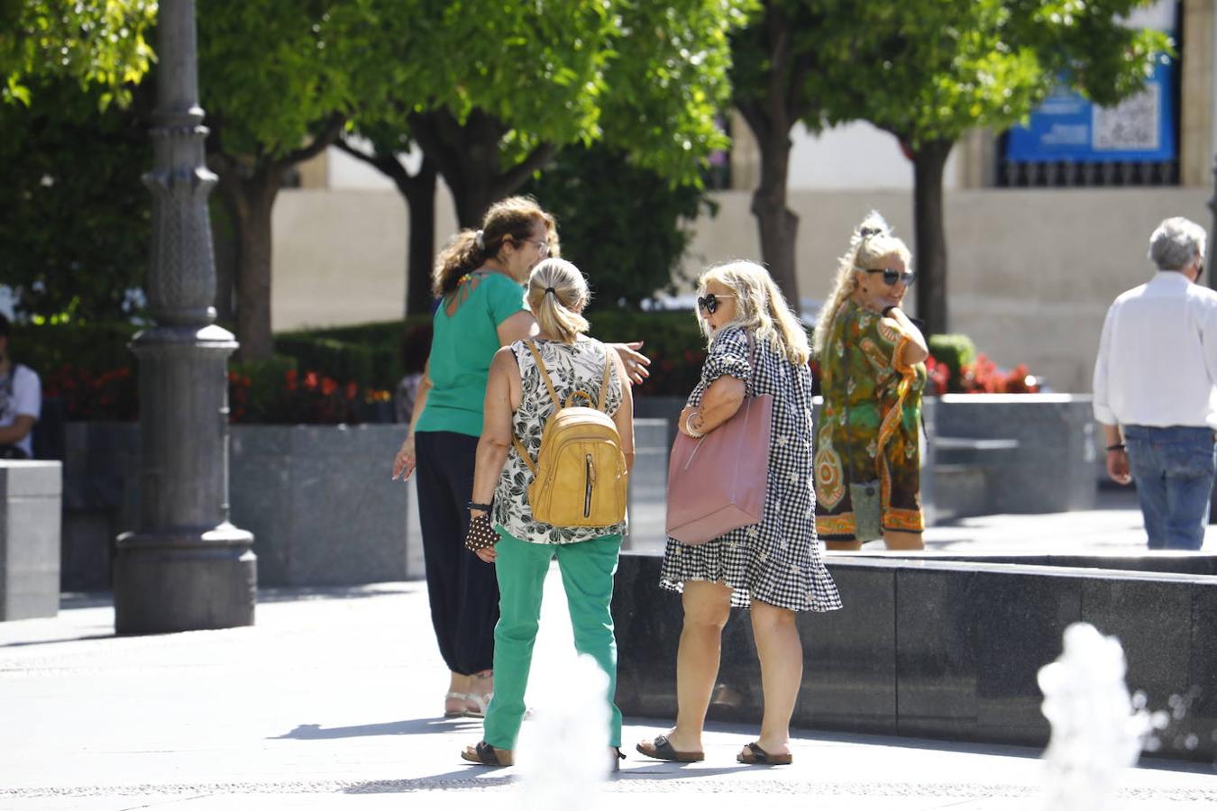 El primer día sin la mascarilla obligatoria en exteriores en Córdoba, en imágenes