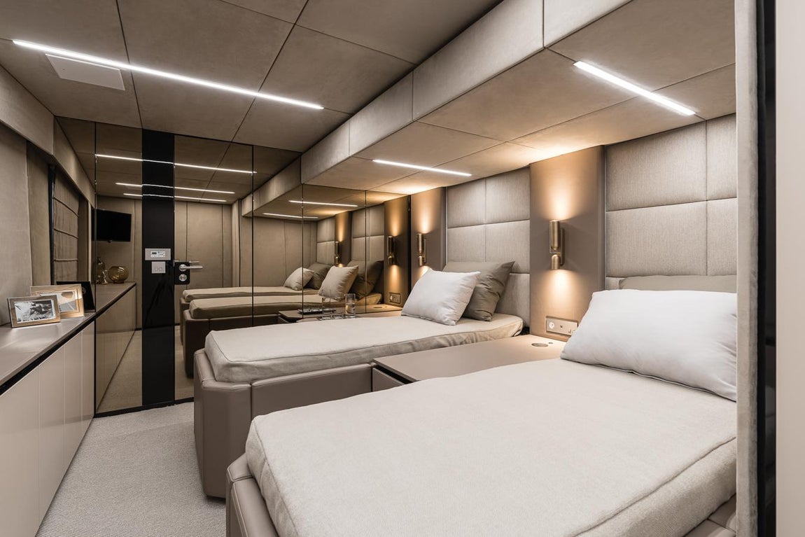 Así es el yate de Rafa Nadal. El resto de camarotes, poseen camas individuales y gran espacio de almacenaje para disfrutar de la máxima comodidad a bordo.