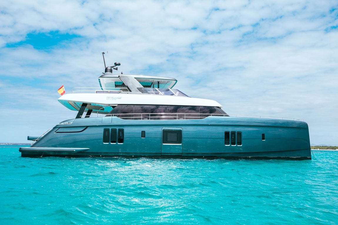 Así es el yate de Rafa Nadal. El punto fuerte de este nuevo modelo consiste en el perfecto equilibrio entre diseño e innovación, que le han hecho alzarse con el premio al mejor yate del mundo que cada año otorga la revista americana ‘Robb Report’. Un reconocimiento que sin duda servirá para que su popularidad siga creciendo.