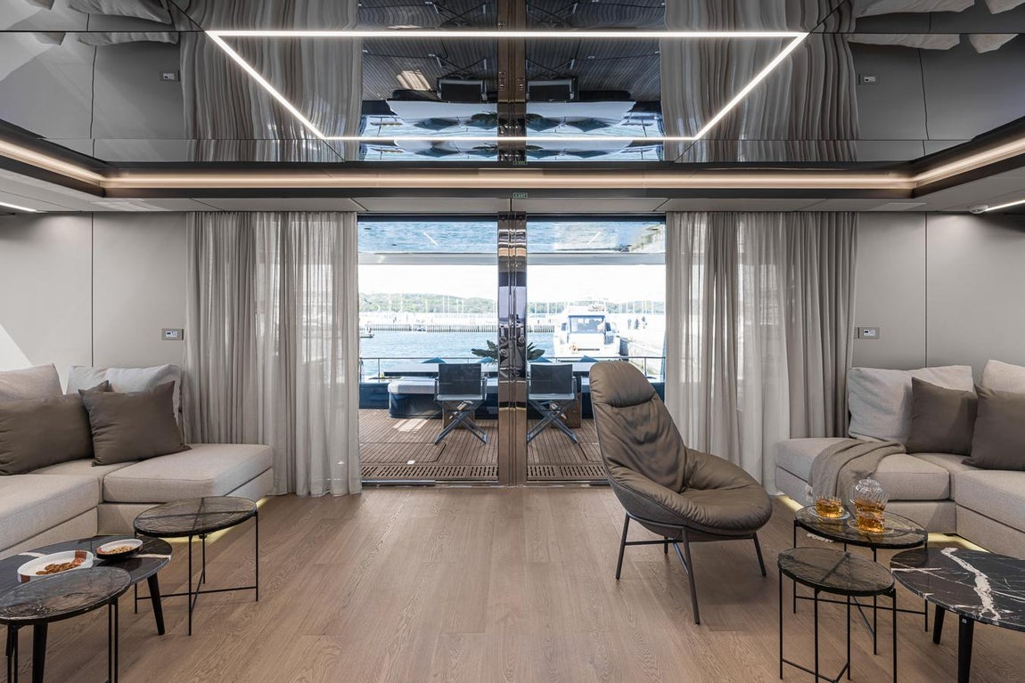 Así es el yate de Rafa Nadal. Incluye cómodos sofás y dos televisores de 77 pulgadas. En cuanto a la cubierta a la que se accede, tiene un comedor y lounge bar.