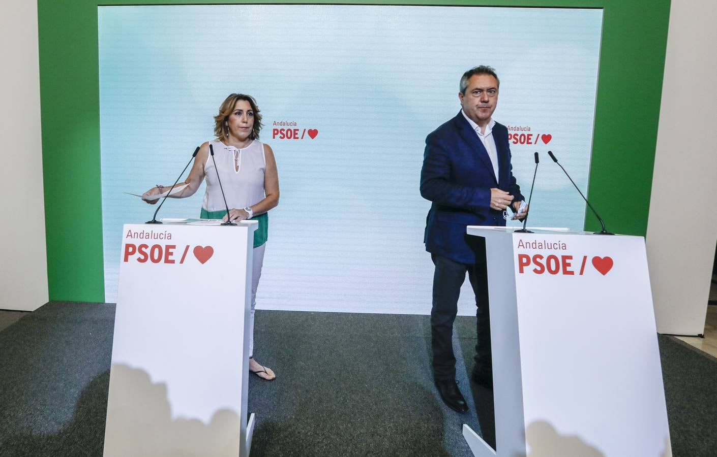 Susana Díaz y Juan Espadas durante la rueda de prensa en la sede regional del PSOE