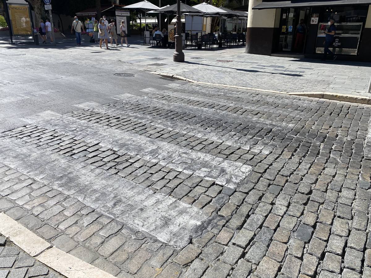 Costras de suciedad en las principales calles peatonales de Sevilla