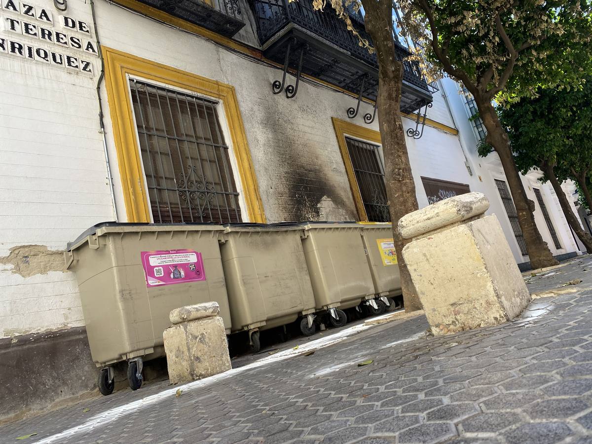 Costras de suciedad en las principales calles peatonales de Sevilla