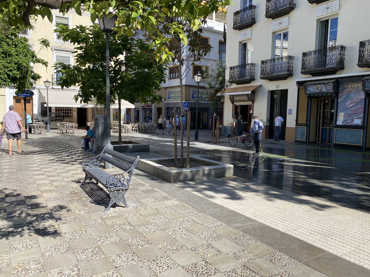 Costras de suciedad en las principales calles peatonales de Sevilla