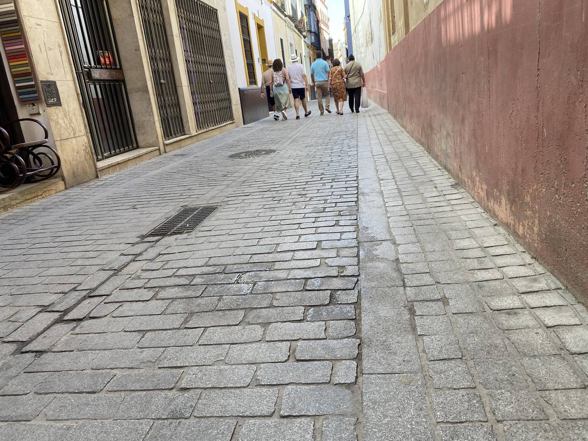 Costras de suciedad en las principales calles peatonales de Sevilla