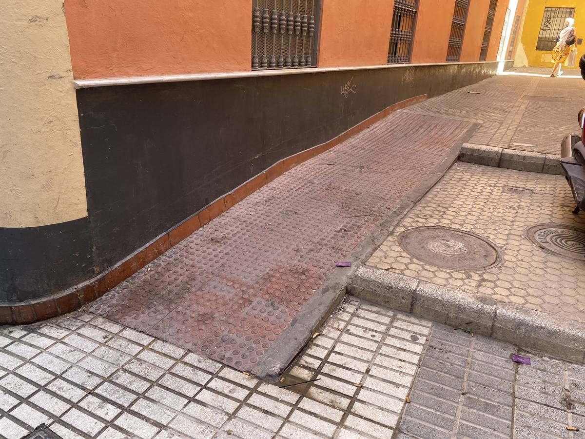 Costras de suciedad en las principales calles peatonales de Sevilla