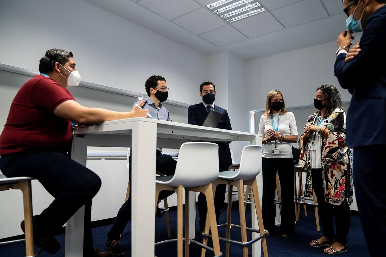 Juanma Moreno visita la sede de Viewnext, centro de innovación de IBM en Sevilla